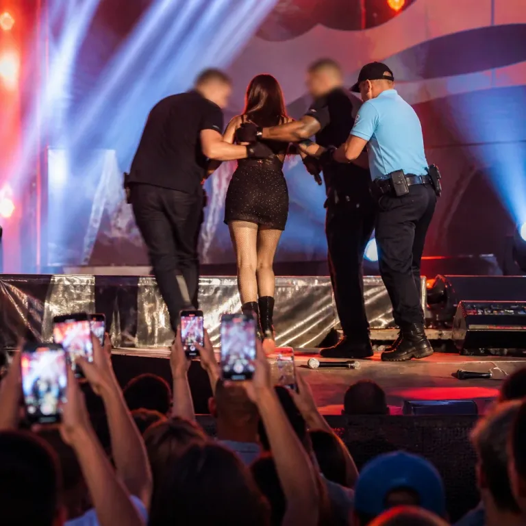 Intervenção inesperada em concerto no Cais do Sodré vira refrão viral: «O que tem no carro?»