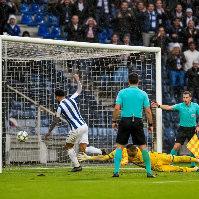 Golo com a mão validado dá triunfo ao West Brom frente ao Norwich e reacende debate sobre arbitragem