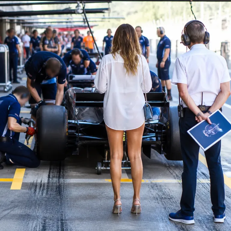 Piloto da Fórmula 2 multado por comportamento da irmã nas boxes do GP de Espanha