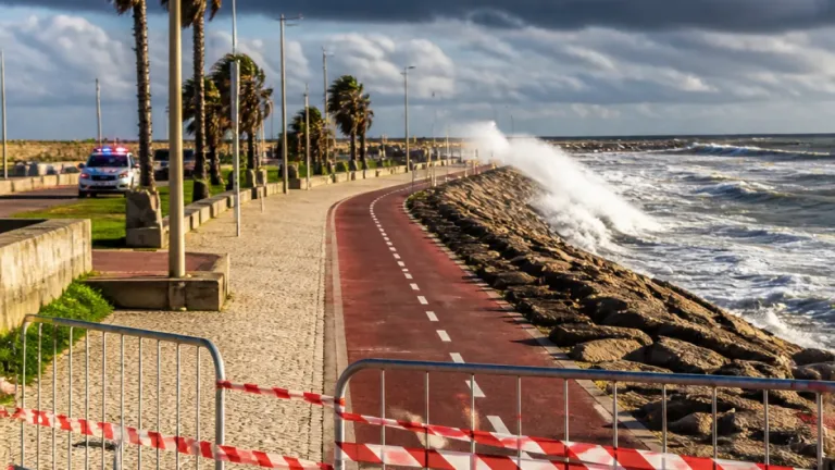 Interdição da Ciclovia Tim Maia por ressaca preocupa pela segurança junto ao mar
