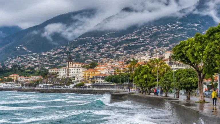 Madeira com céu muito nublado e risco de aguaceiros, sobretudo na vertente norte e nas zonas altas