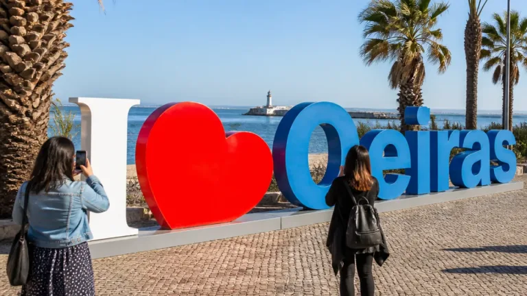 Nova escultura 'I Love Oeiras' transforma Passeio Marítimo junto à Praia da Torre em ponto de atração