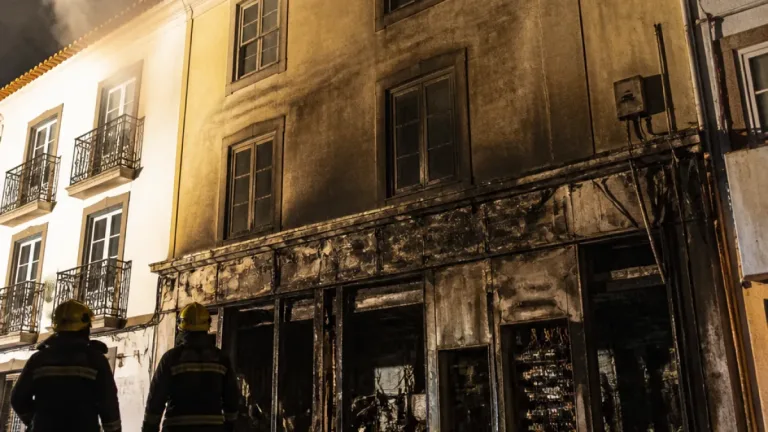 Novo incêndio na sede do Chega em Évora reacende preocupação sobre o edifício