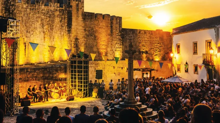Ourém acolhe 'Fins de Tarde' na Vila Medieval com Lula Pena, Paus e Rita Vian