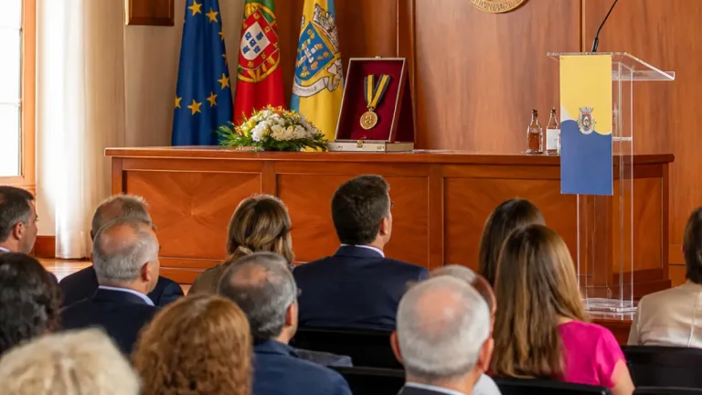 Paredes de Coura distingue antigo presidente com medalha de ouro e apela à luta contra o abandono