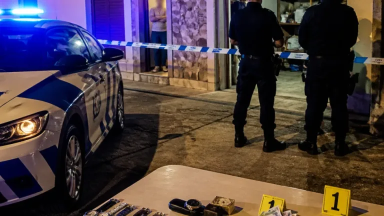 Santo Tirso: Dois detidos em flagrante por furto em habitação na Rua do Juncal