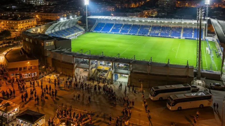 Torreense recebe FC Vizela no Estádio Manuel Marques em noite de futebol em Torres Vedras
