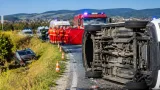 Accident pe șoseaua de centură: un microbuz răsturnat în apropiere de Bistrița, șase persoane la spital