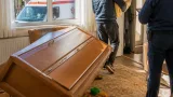 Copil de 4 ani din Târgu Jiu, transportat la spital după ce un dulap a căzut peste el; poliția a deschis dosar penal