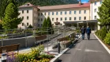 Curtea Spitalului de Ortopedie din Azuga, refăcută cu finanţare a Consiliului Judeţean Prahova