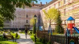 Curtea spitalului din Bistrița, reamenajată: gazon, loc de joacă şi spaţii pentru relaxare