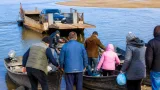 Debitul scăzut al Dunării blochează bacul la Chiciu; localnicii traversează cu bărcile pescarilor
