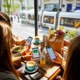 Aplicaţiile mobile au redesenat consumul: de la cumpărături la servicii bancare, totul se mută pe telefon