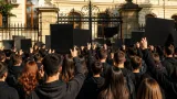 Elevii din mai multe licee din București protestează îmbrăcați în negru față de proiectul privind uniformele obligatorii