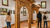Expoziţia „Itinerarii și Porți” aduce la Curtișoara porți tradiționale, fotografii de teren și lucrări recente