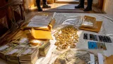 Femeie din Verbița reținută pentru proxenetism după percheziții; au fost ridicate bani și bijuterii