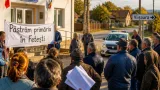 Fetești: peste 300 de locuitori protestează față de mutarea centrului administrativ la Viișoara