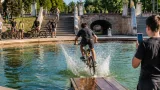 Filmare virală în Alba Iulia: mai mulți tineri sar cu bicicletele în fântâna din Parcul Unirii