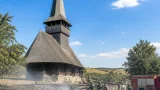 Incendiu de vegetaţie uscată în curtea bisericii monument din Tatomirești; lăcaşul de cult nu a fost afectat