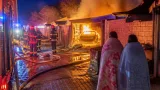 Incendiu puternic în Hunedoara: construcţii improvizate şi un garaj cuprinse de flăcări, două persoane evacuate