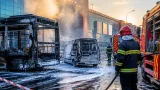 Incendiu puternic la Remus Bellu, lângă Shopping City Râmnicu Vâlcea; două vehicule distruse, persoane nevătămate