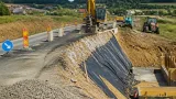 Începe repararea tronsonului afectat de alunecare pe DJ 606A; lucrarea de 10 milioane lei are termen de 6 luni