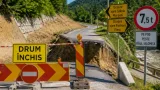 Mai multe drumuri judeţene din Dâmboviţa închise sau restricţionate din cauza alunecărilor şi avariilor