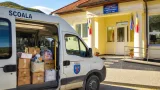 Microbuzul școlar din Cârțișoara, folosit ocazional pentru transport de alimente; primarul în concediu