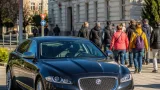 Oradea: limuzina Jaguar folosită la mitingul lui Călin Georgescu, înregistrată pe numele unei angajate ANAF