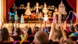 „Orchestra Curcubeu” aduce personajele copilăriei într-un spectacol interactiv la Vaslui