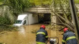 Ploaie torențială la Râmnicu Vâlcea: pasaj inundat, două persoane evacuate de pompieri