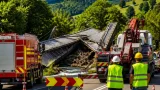 Pod metalic prăbușit în comuna Asău: DN12A blocat, autoritățile convocă expertiză tehnică
