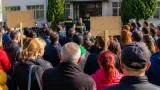 Proteste la Câineni după ce un minor de 13 ani, acuzat de viol și agresiuni sexuale, rămâne liber; autoritățile fac verificări