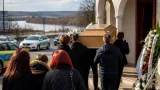 Tânăra găsită într‑o valiză pe râul Olt, condusă pe ultimul drum; suspectul dat în urmărire internațională