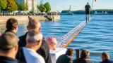 Un brăilean a traversat în picioare «școndrul» uns cu vaselină la Ziua Marinei de la Brăila