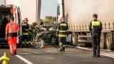 Un mort şi un rănit după ce un autoturism a fost prins între două TIR‑uri pe A0, în Ciorogârla