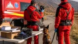 Unitatea canină Salvamont Hunedoara primește monoculare cu termoviziune pentru misiuni nocturne