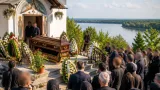Valentina, tânăra găsită într-o valiză în Olt, condusă astăzi pe ultimul drum la Filiași
