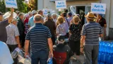 Zeci de locuitori din Târgu Neamț protestează pentru reluarea alimentării cu apă la domiciliu