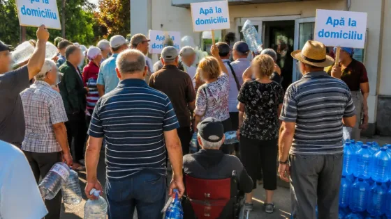 Zeci de locuitori din Târgu Neamț protestează pentru reluarea alimentării cu apă la domiciliu