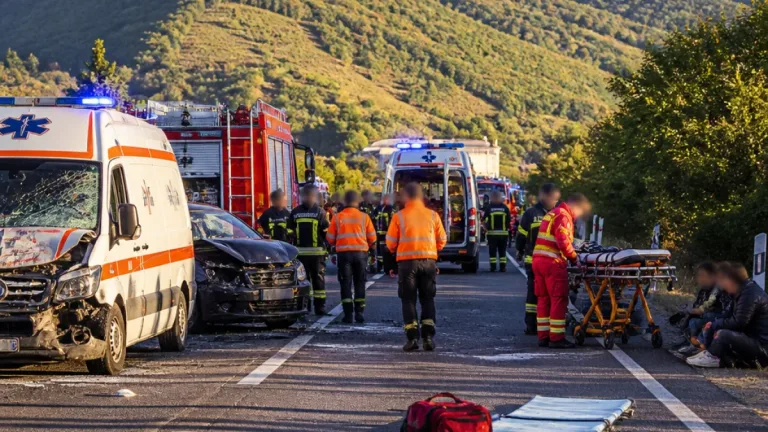 Ambulanță în misiune implicată într-un accident pe Calea Feldioarei; cinci persoane rănite și transportate la spital