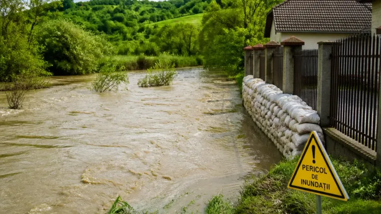 Cod galben pentru viituri pe râuri mici în bazinul Prut și Siret; avertizare valabilă până luni, ora 12:00