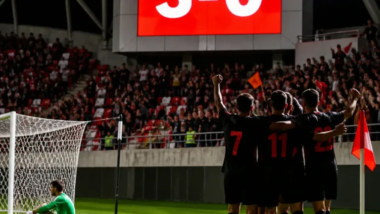 Corvinul Hunedoara câştigă la Arad cu 3-0 în faţa CFR Cluj; revenire decisivă înaintea pauzei