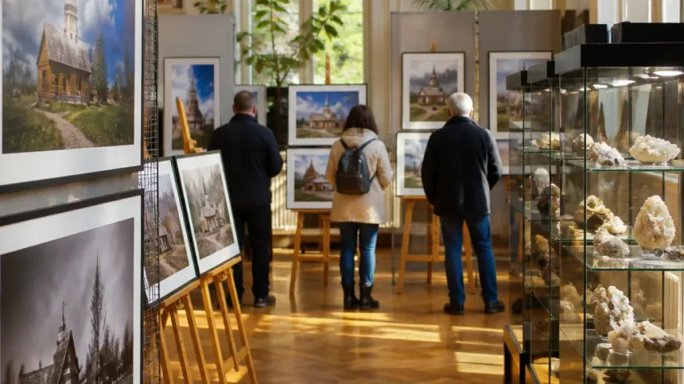 Expoziție fotografică despre patrimoniul UNESCO din Maramureș, vernisaj la Muzeul de Mineralogie din Baia Mare