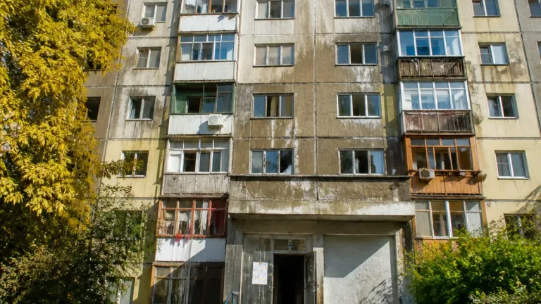Galați: Bloc reabilitat cu fonduri europene, inundat până la etajul 8 după lucrări la acoperiş