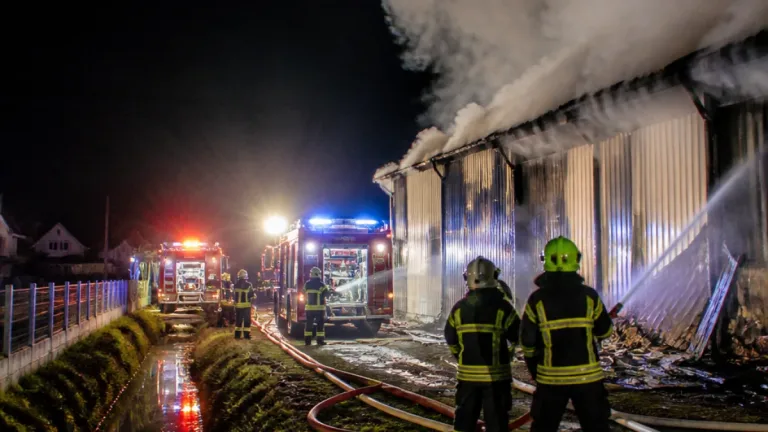 Intervenție de durată la Leț: pompierii luptă pentru stingerea unui incendiu la hala de sortare a deșeurilor