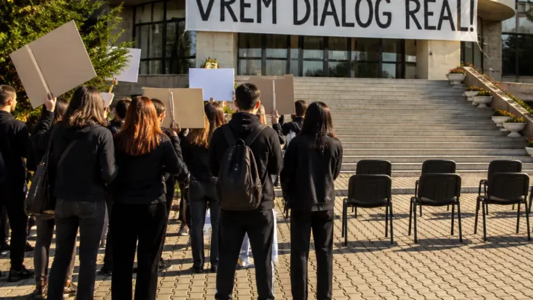 Liderul elevilor din Dolj cere dialog real cu autoritățile după protestul împotriva uniformelor obligatorii