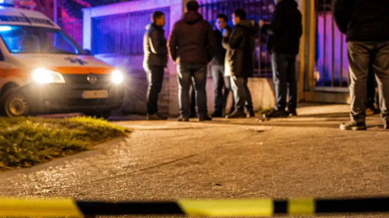 Minor de 15 ani reţinut pentru tentativă de omor după ce a înjunghiat un tânăr în curtea unei şcoli din Mavrodin