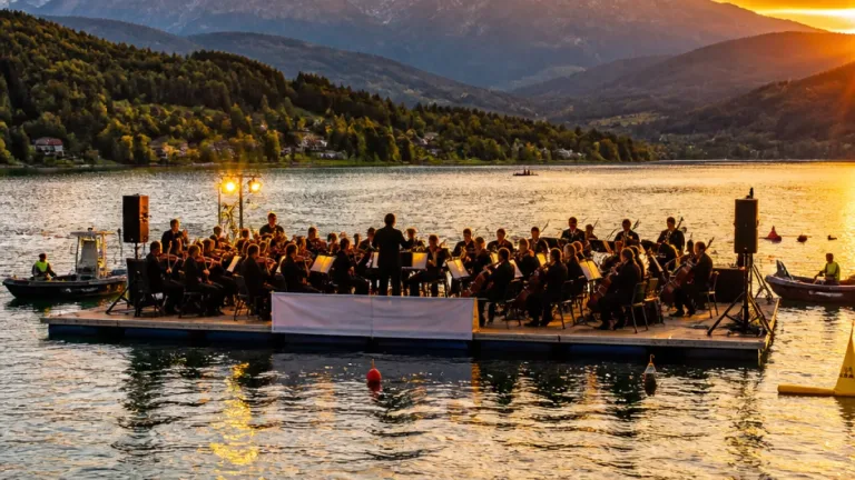 Orchestra New Hope cântă pe un ponton plutitor la Colibița: Ravel și Enescu în mijlocul lacului