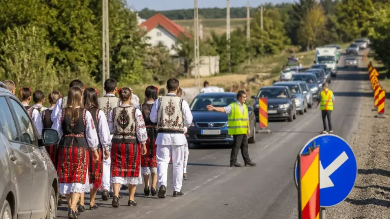 Paradă folclorică la Ungureni: circulație cu viteză redusă pe traseul Sapoveni–Epureni